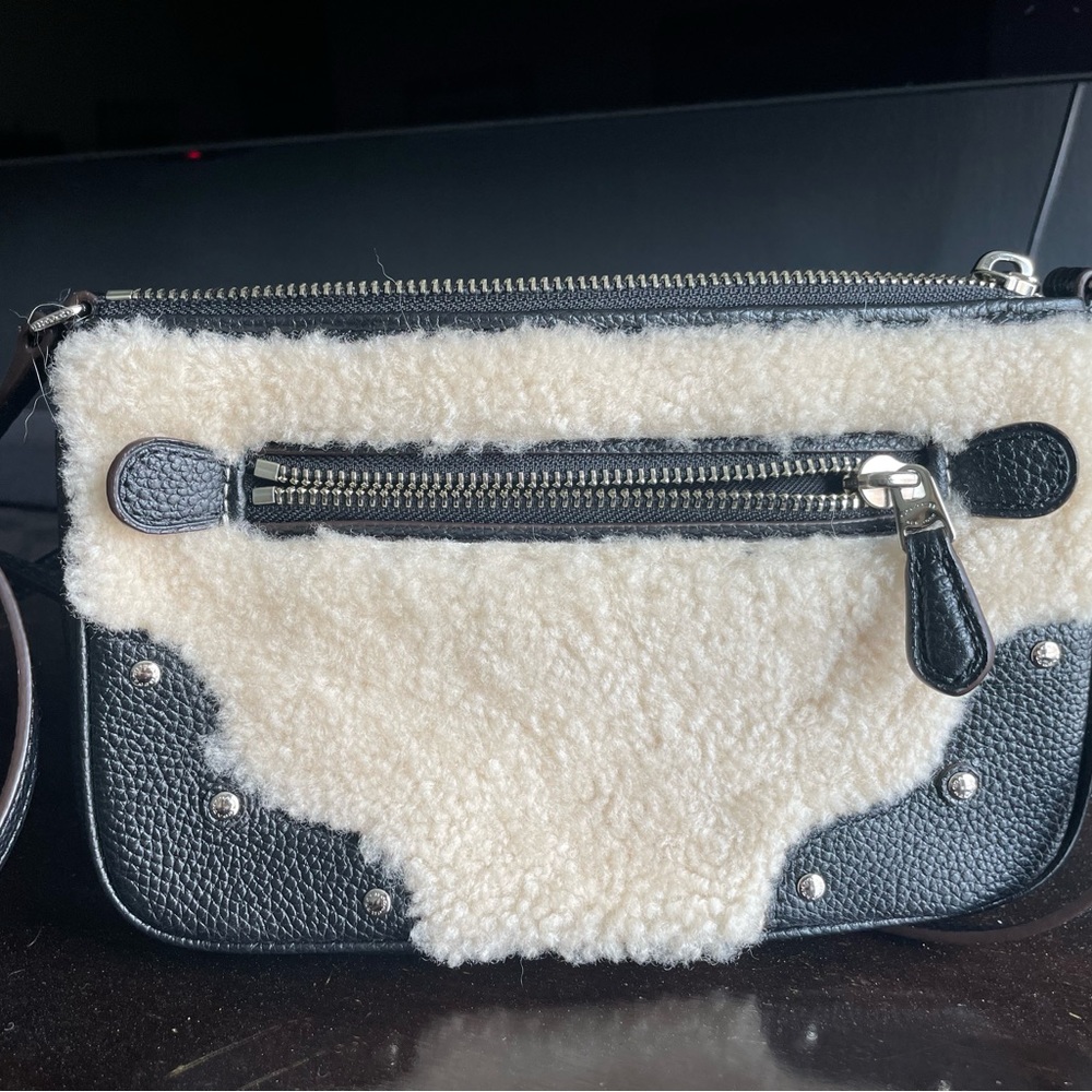 Coach~
SMALL RHYDER POCHETTE IN SHEARLING - Picture 2 of 15